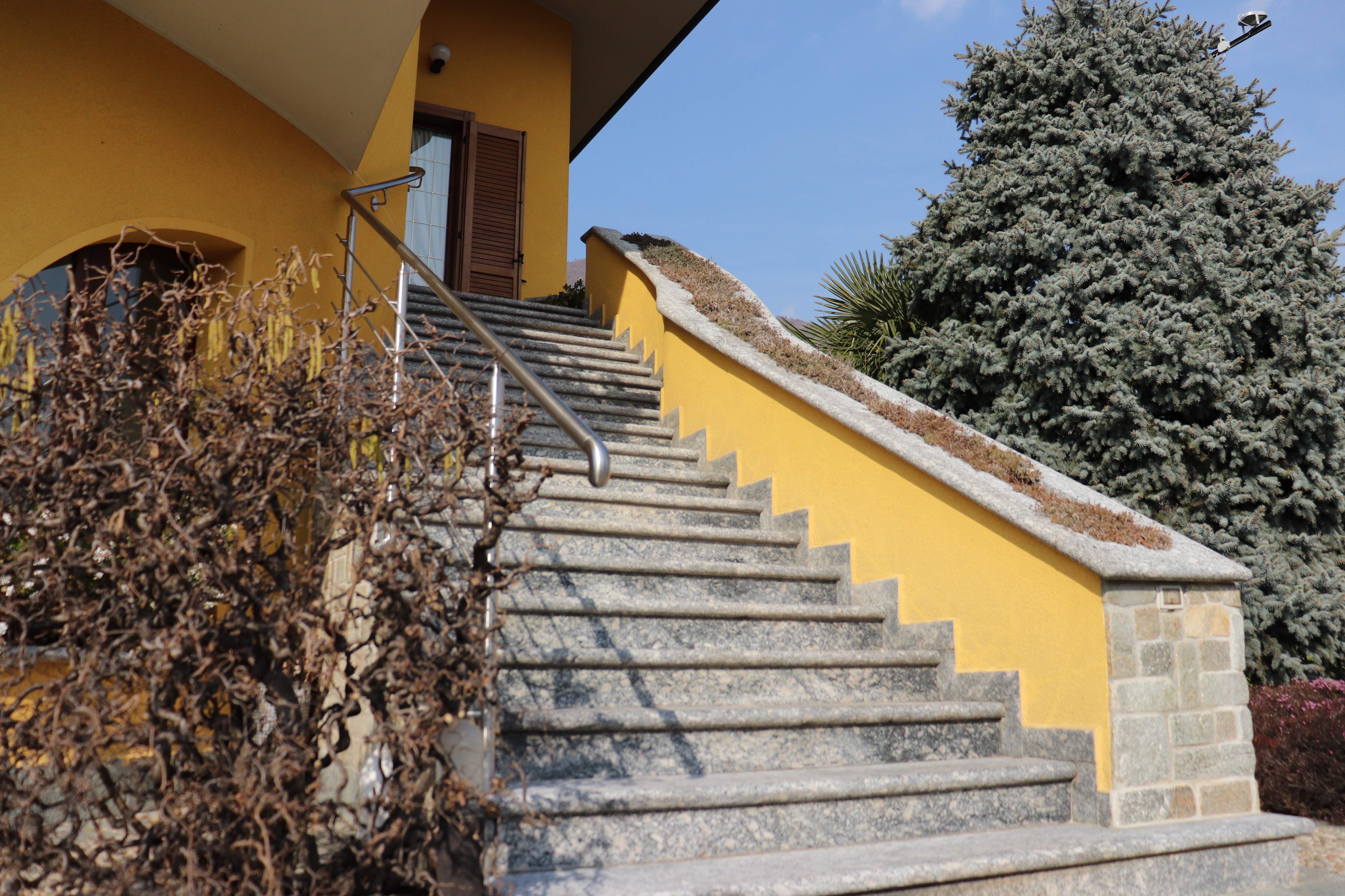 Giardino con piscina: villa privata a Pusiano