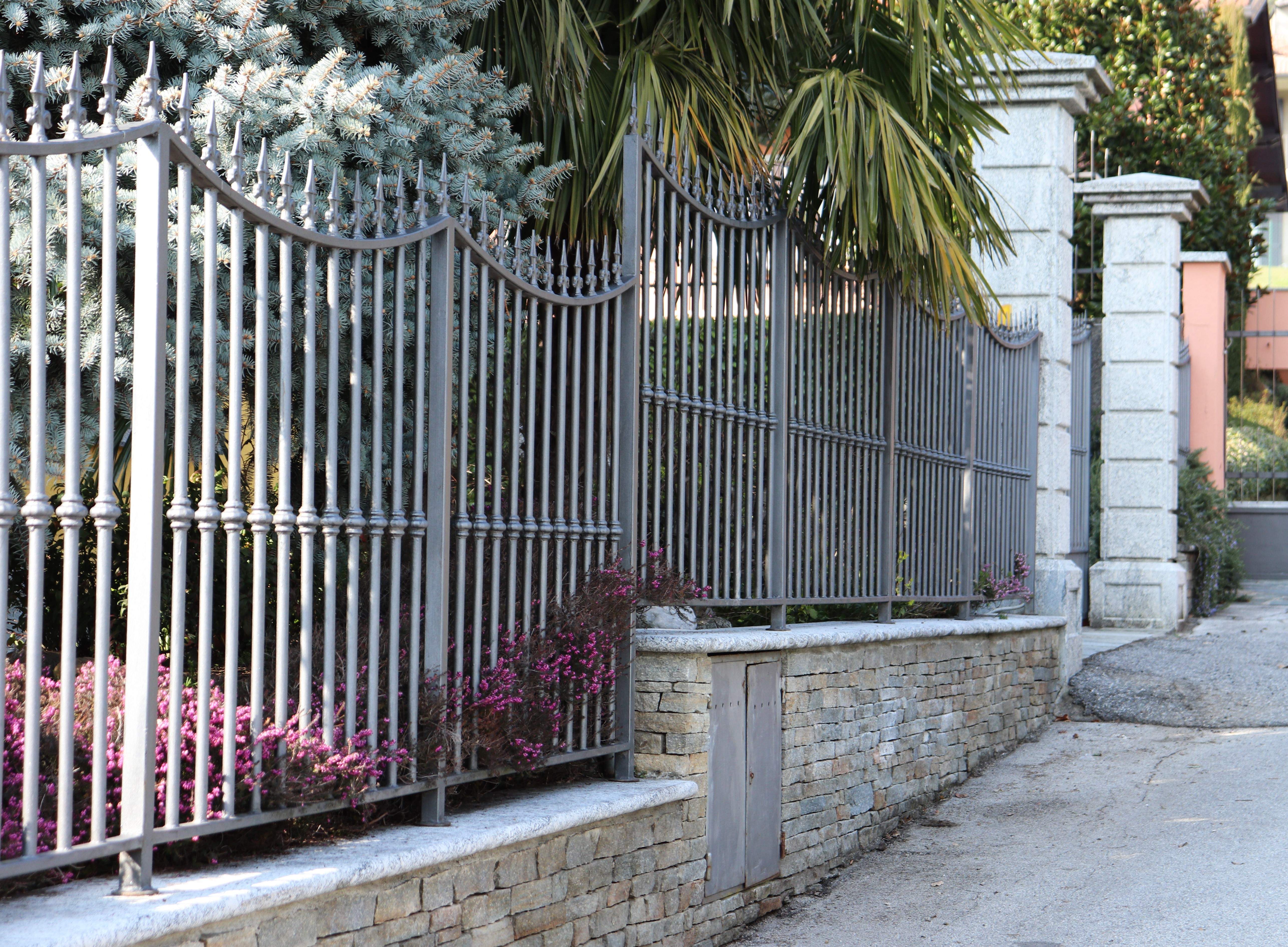 Giardino con piscina: villa privata a Pusiano