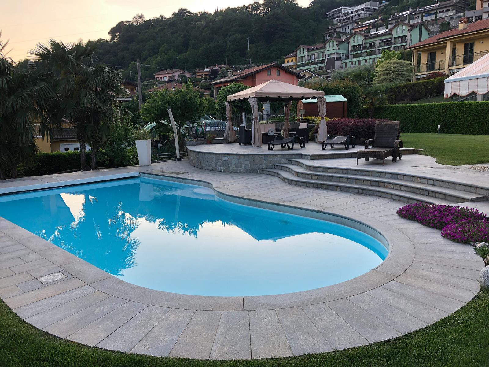 Giardino con piscina in Villa Privata a Pusiano