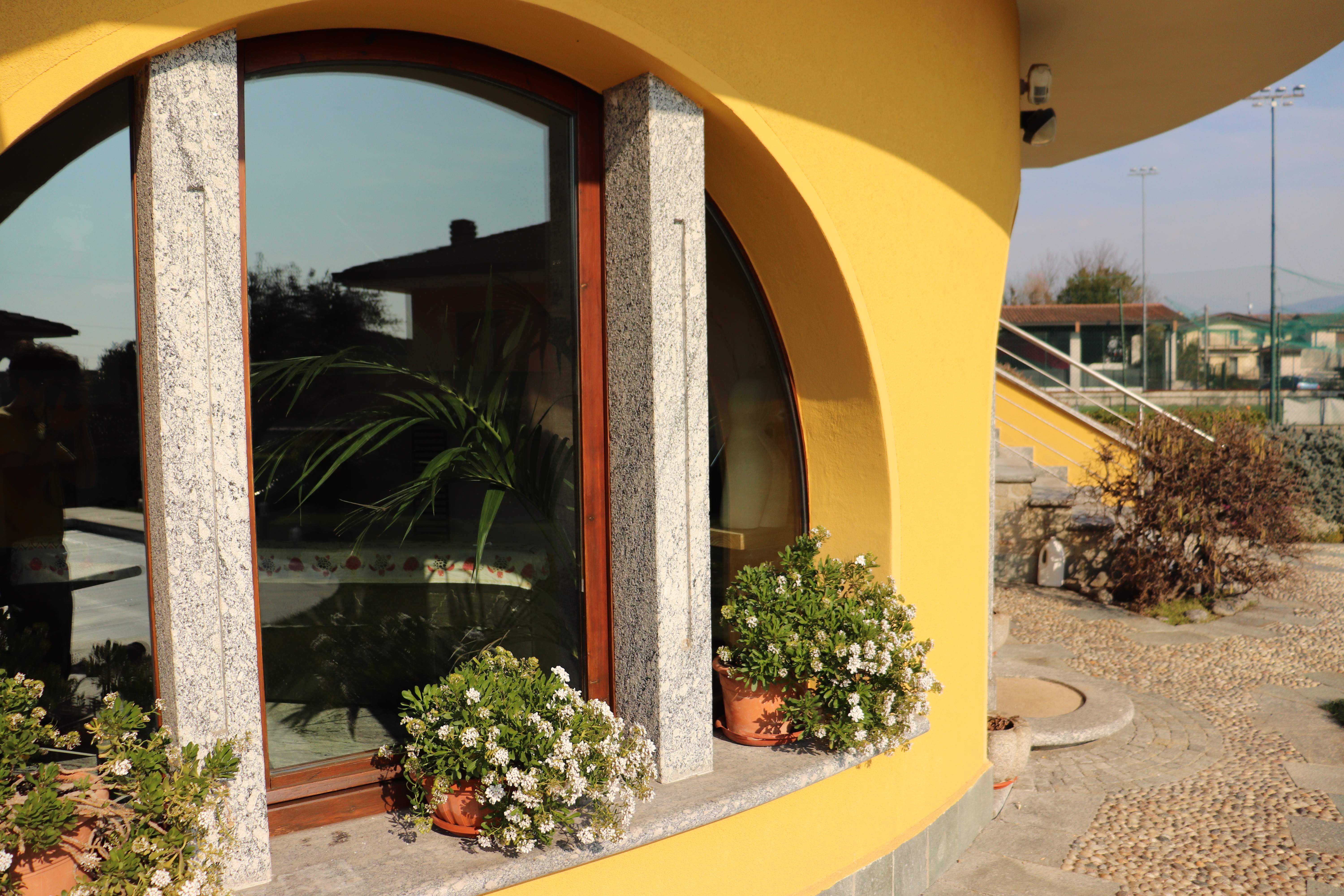Giardino con piscina: villa privata a Pusiano