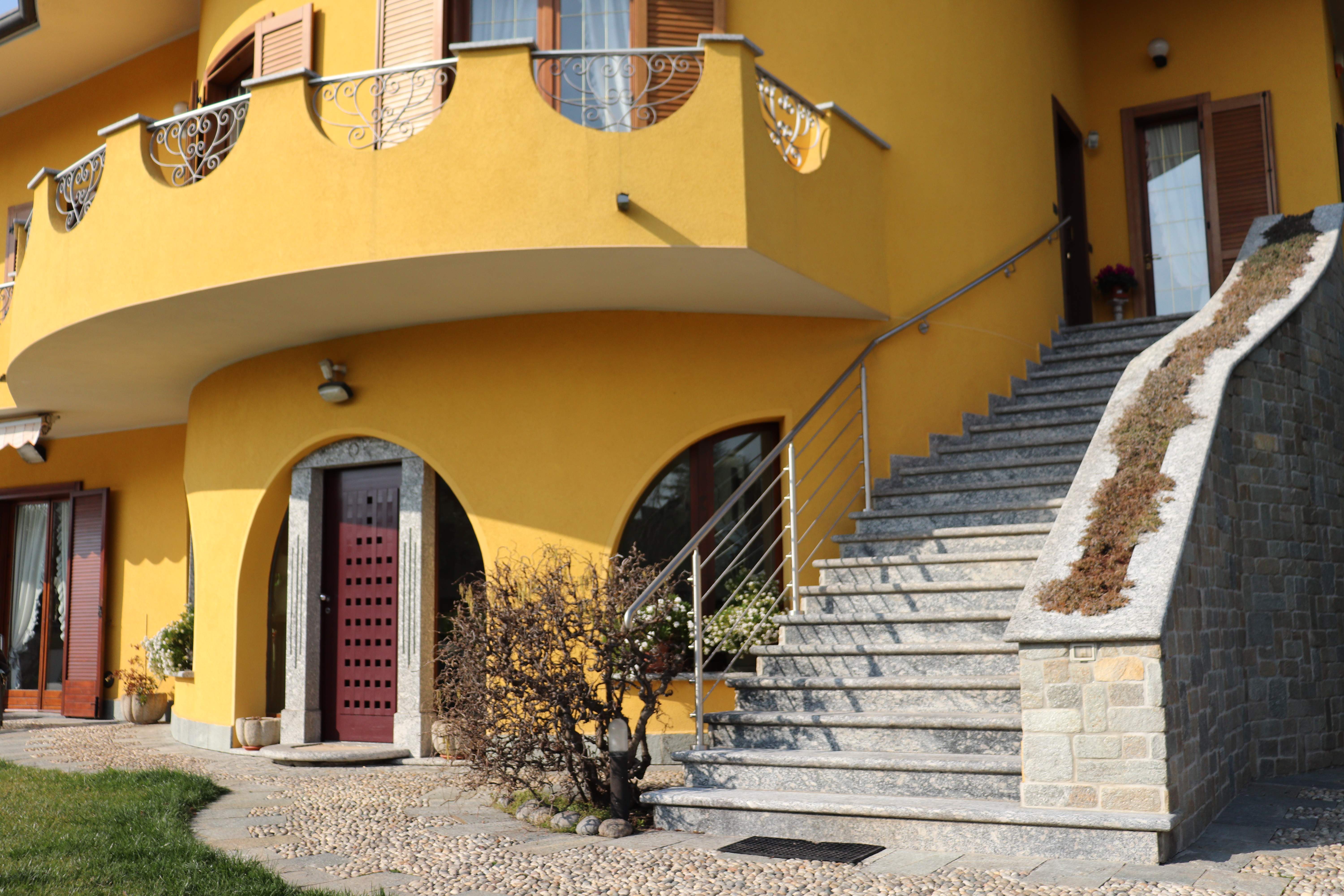 Giardino con piscina: villa privata a Pusiano