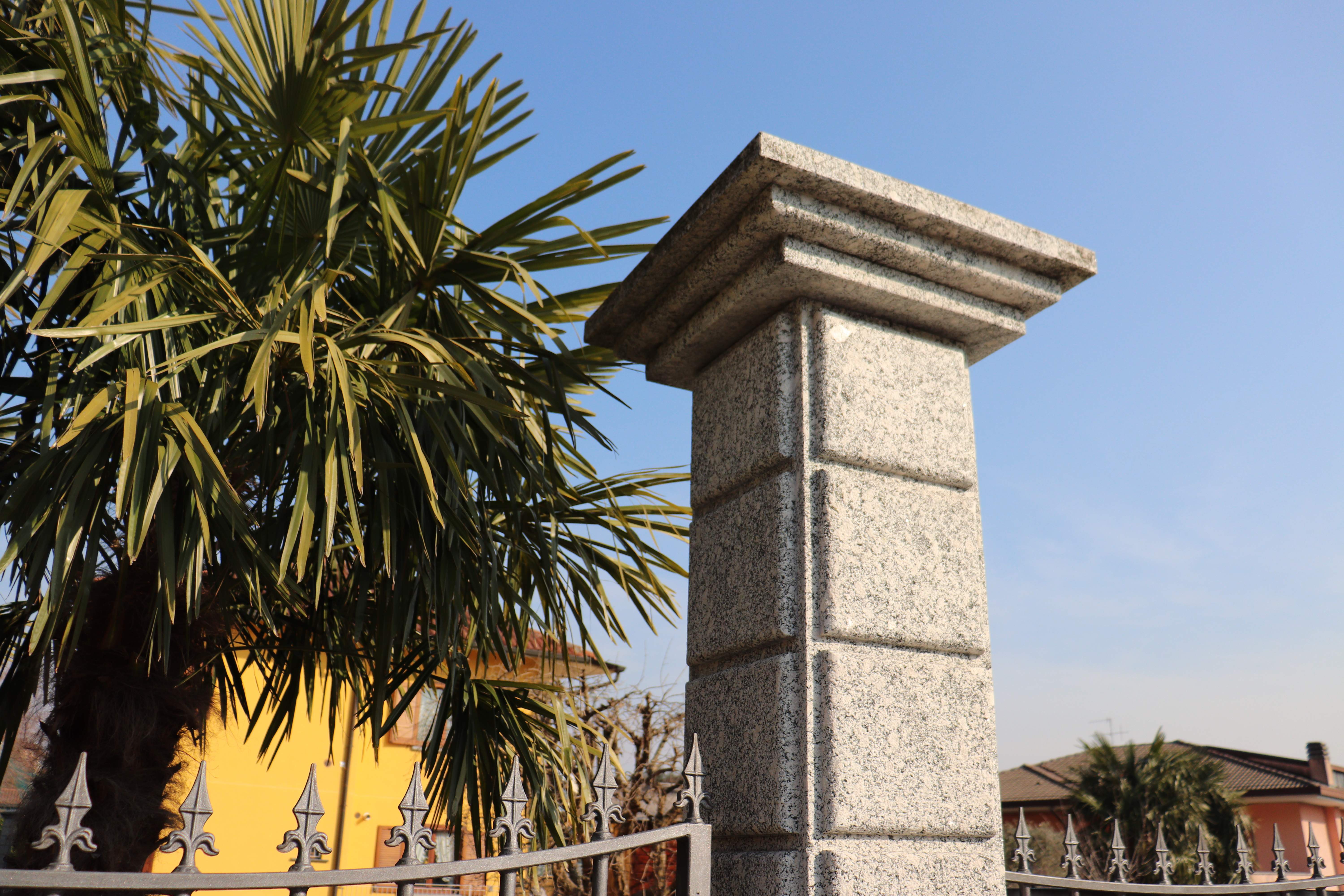 Giardino con piscina: villa privata a Pusiano